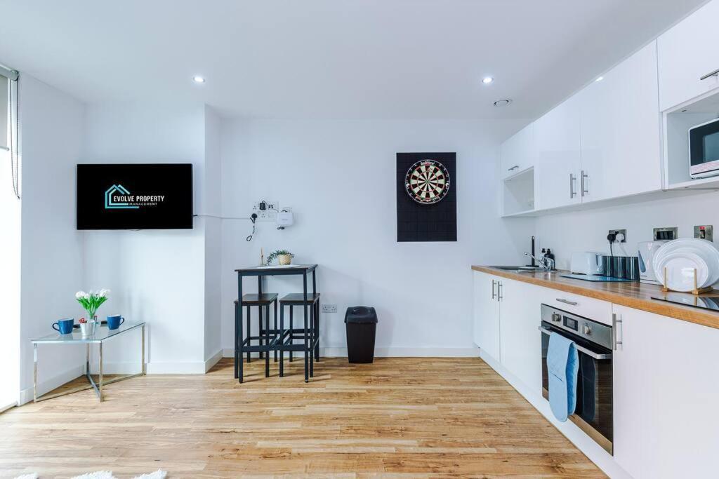 Appartamento Stylish Media City Studio, Sleeps 3, Darts Board, Smart Tv, Long Term Disc Manchester Esterno foto