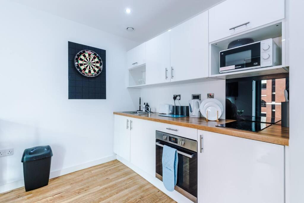 Appartamento Stylish Media City Studio, Sleeps 3, Darts Board, Smart Tv, Long Term Disc Manchester Esterno foto