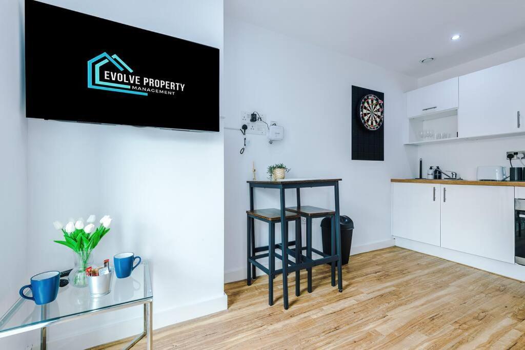 Appartamento Stylish Media City Studio, Sleeps 3, Darts Board, Smart Tv, Long Term Disc Manchester Esterno foto