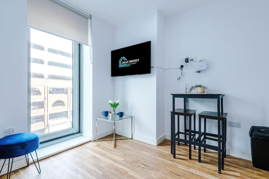 Appartamento Stylish Media City Studio, Sleeps 3, Darts Board, Smart Tv, Long Term Disc Manchester Esterno foto